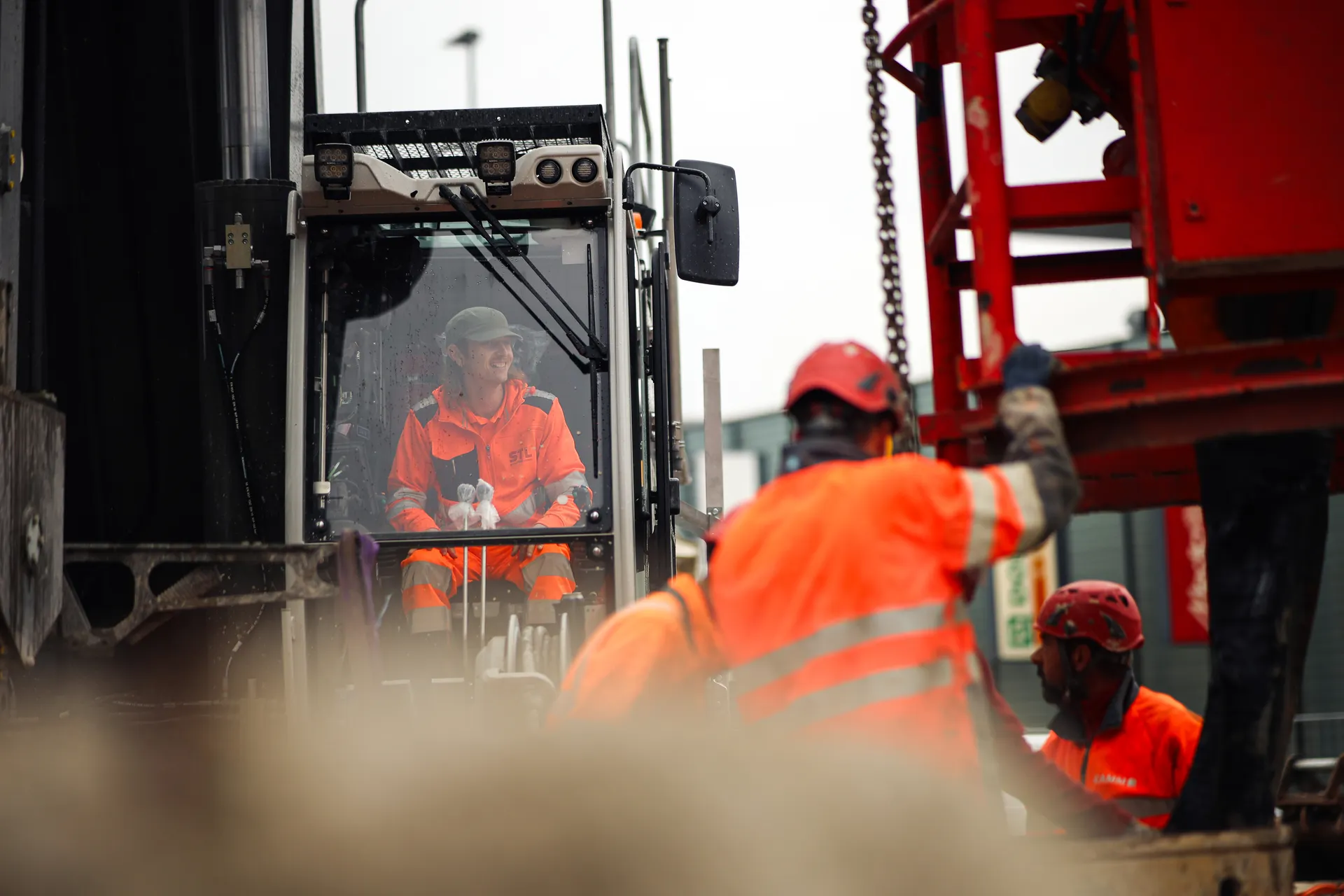 STL-Maschinist in der Kabine im Einsatz auf der Baustelle