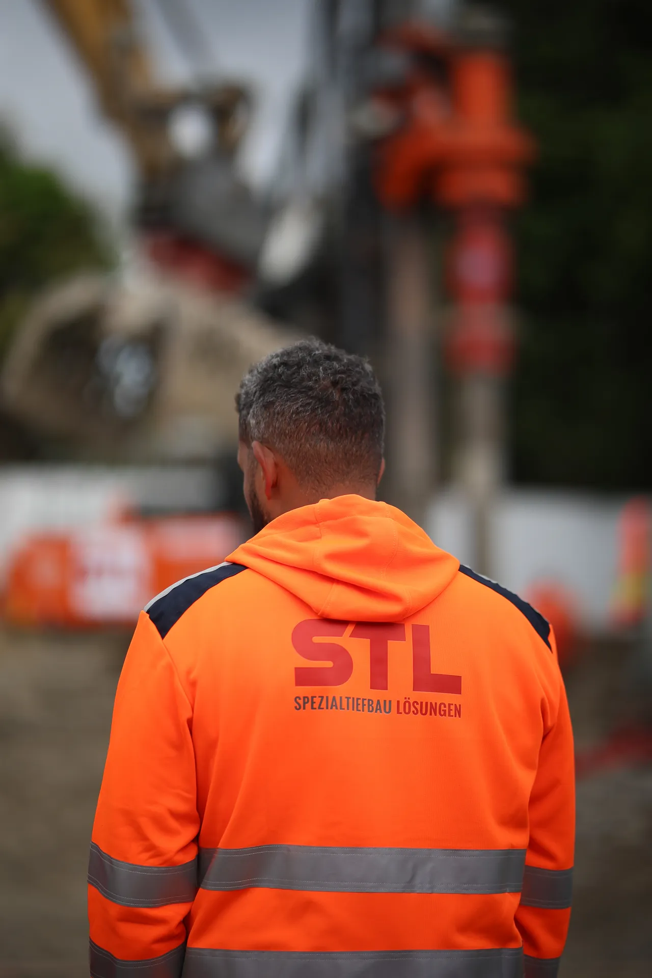 STL-Mitarbeiter mit Blick auf das Bohrgerät